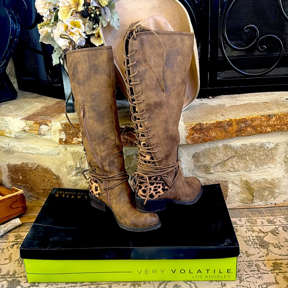 Very Volatile Women's Marcel Lace Up Knee High Riding Boots. Size 9